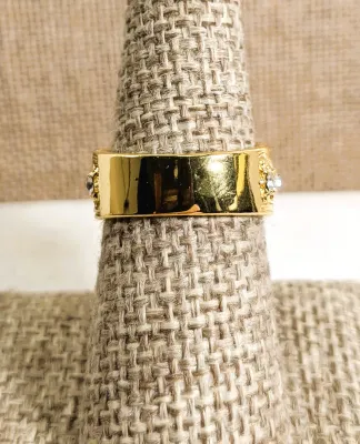 **New Arrival** Size 7 Sideways BLUE Oval Stone RING with 4 Stones Each Side Accents on a Bright Gold Tone Setting & Band (6.7g)