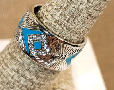 **New Arrival** Size 7¼ Jeweled Graphic Design RING with Blue/Green Enameled Side Accents on a Silver Tone Setting & Band (6.8g)