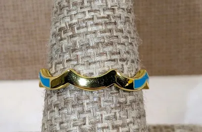**New Arrival** Size 7½ "Jeweled Curved Front" Shaped RING with Enameled Blue/Green Sides Band on a Gold Tone Setting (1.6g)