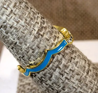 **New Arrival** Size 7½ "Jeweled Curved Front" Shaped RING with Enameled Blue/Green Sides Band on a Gold Tone Setting (1.6g)