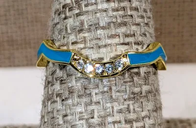 **New Arrival** Size 7½ "Jeweled Curved Front" Shaped RING with Enameled Blue/Green Sides Band on a Gold Tone Setting (1.6g)