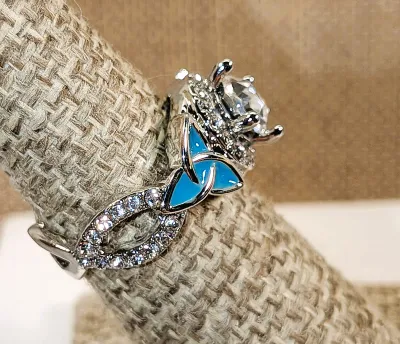 **New Arrival** Size 6 GREEN/BLUE Side "Fans" RING with Clear Round Main Stone & Circle Jeweled Surround on a Silver Tone...