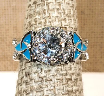 **New Arrival** Size 6 GREEN/BLUE Side "Fans" RING with Clear Round Main Stone & Circle Jeweled Surround on a Silver Tone...