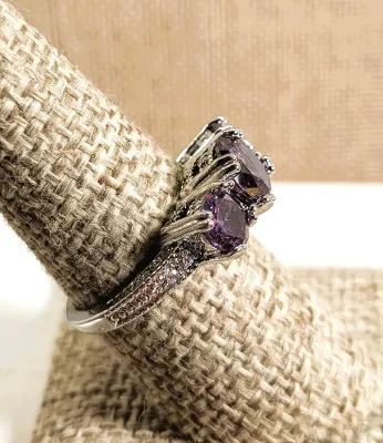 **New Arrival** Size 8 Triple PURPLE Beveled Round Stones RING with Dimpled Side Accents on a Silver Tone Setting and Band (5.3g)