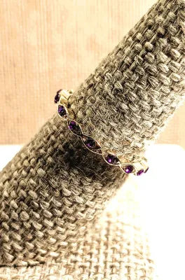 **New Arrival** Size 6¾ Delicate Infinity Style RING with Small PURPLE Stones in an Oval Cupped Setting and Gold Tone Band (1.2g)