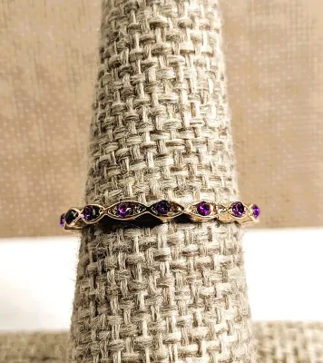 **New Arrival** Size 6¾ Delicate Infinity Style RING with Small PURPLE Stones in an Oval Cupped Setting and Gold Tone Band (1.2g)