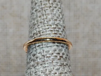 **New Arrival** Size 6 Delicate Tiny PURPLE Stones RING with Slight "V" in the Middle on a Gold Tone Setting & Band (1.8g)