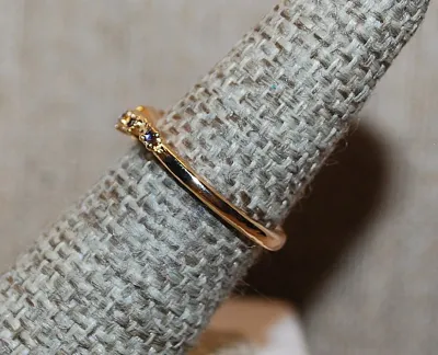 **New Arrival** Size 6 Delicate Tiny PURPLE Stones RING with Slight "V" in the Middle on a Gold Tone Setting & Band (1.8g)