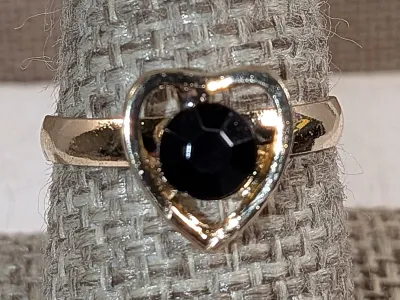 **New Arrival** Size 8½ BLACK Beveled Round Stone in a Heart ADJUSTABLE RING on a Gold Tone Setting & Band (4.0g)