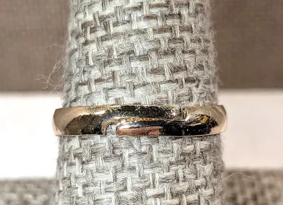 **New Arrival** Size 8½ BLACK Beveled Round Stone in a Heart ADJUSTABLE RING on a Gold Tone Setting & Band (4.0g)
