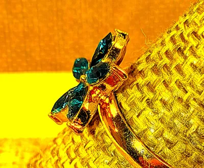 **New Arrival** Size 8-8½ Five Petal Green Stones Flower ADJUSTABLE RING on a Gold Tone Setting & Band (4.8g)