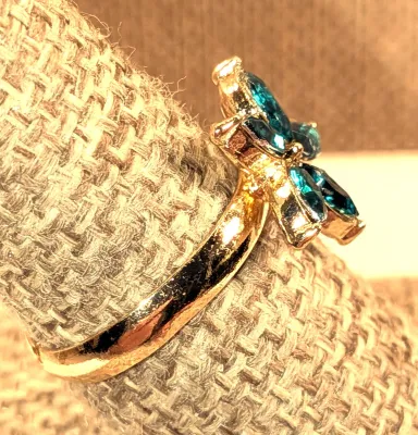 **New Arrival** Size 8-8½ Five Petal Green Stones Flower ADJUSTABLE RING on a Gold Tone Setting & Band (4.8g)