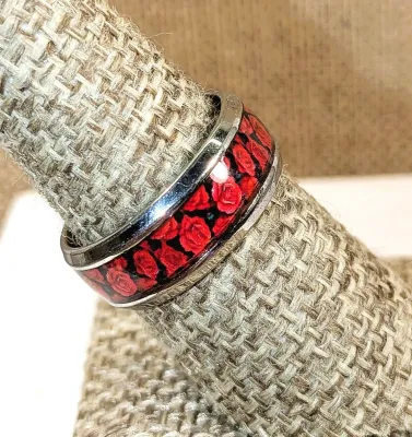**New Arrival** Size 7½ "ROSES on BLACK" RING with Bright Red and Black Enamel Colors on a Silver Tone Setting & Band (3.8g)