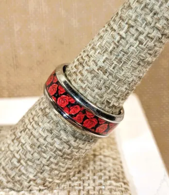 **New Arrival** Size 7½ "ROSES on BLACK" RING with Bright Red and Black Enamel Colors on a Silver Tone Setting & Band (3.8g)