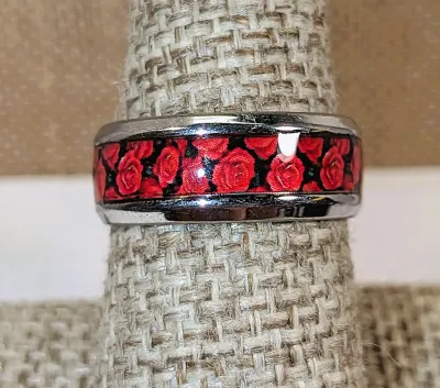 **New Arrival** Size 7½ "ROSES on BLACK" RING with Bright Red and Black Enamel Colors on a Silver Tone Setting & Band (3.8g)