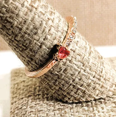 **New Arrival** Size 9 Delicate Bejeweled Clear Stones Row RING with 2 RED Hearts at Each End on a Gold Tone Setting & Band (1.9g)