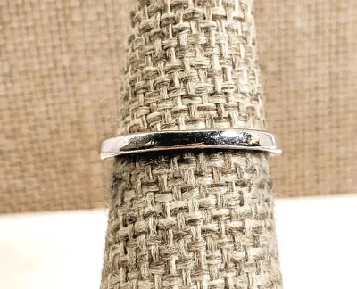 **New Arrival** Size 6 Round IRIDESCENT GREEN Stone RING with "Crown Style" Surround Setting on a Silver Tone Setting &...