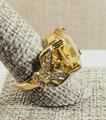 **New Arrival** Size 10 Large LEMON AMBER Colored Oval Stone RING with Jeweled Side Accent Stones on a Gold Tone Setting & Band (7.8g)