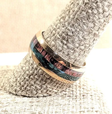 **New Arrival** Size 8¼ Infinity Style Brown& Green Enamel RING with Graphic Design on a Gold Tone Setting and Band (4.4g)