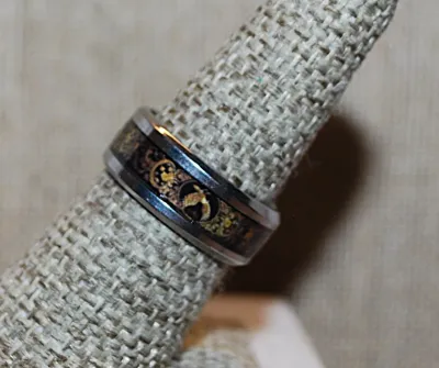 **NEW ARRIVAL** Size 7¼ Infinity Style "BROWN EAGLES" RING with Metal Rim of a Silver Tone Band (4.1g)