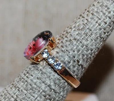 **NEW ARRIVAL** Size 7 Oval "BUTTERFLIES & PINK HEARTS WINDOW" RING with Triple Clear Stones Side Accents on a Gold Tone...