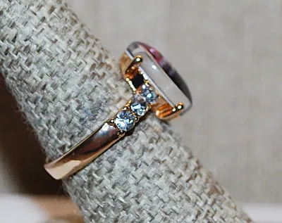 **NEW ARRIVAL** Size 7 Oval "BUTTERFLIES & PINK HEARTS WINDOW" RING with Triple Clear Stones Side Accents on a Gold Tone...
