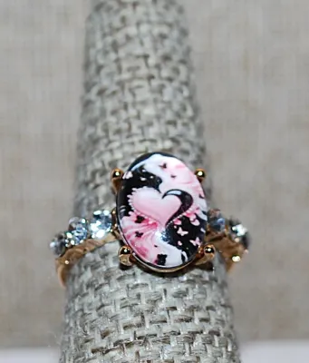 **NEW ARRIVAL** Size 7 Oval "BUTTERFLIES & PINK HEARTS WINDOW" RING with Triple Clear Stones Side Accents on a Gold Tone...