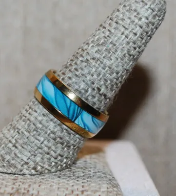 **NEW ARRIVAL** Size 7¼ Infinity Style "BLUE CLOUDS" RING with Metal Rim of a "Brass" Tone Band (4.4g)