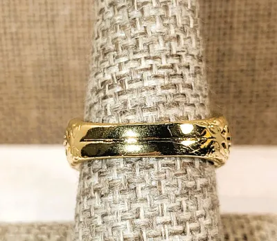 **New Arrival** Size 7½ "Large Showy Gold Colored FLOWER RING with Round Black Center Stone on a Gold Tone Setting and Band (9.4g)