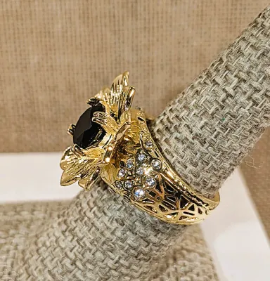**New Arrival** Size 7½ "Large Showy Gold Colored FLOWER RING with Round Black Center Stone on a Gold Tone Setting and Band (9.4g)