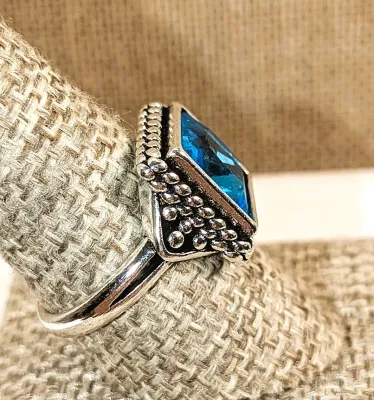 **New Arrival** Size 9¼ BLUE Square Beveled Glass Stone RING with Pointed Swirled Surround on a Silver Tone Setting & Band (7.3g)