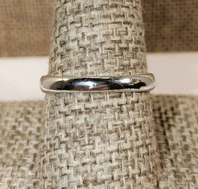 **New Arrival** Size 9¼ BLUE Square Beveled Glass Stone RING with Pointed Swirled Surround on a Silver Tone Setting & Band (7.3g)