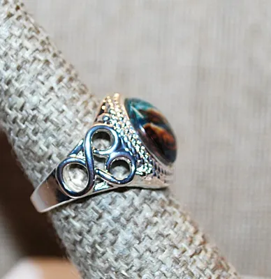 **NEW ARRIVAL** Size 8 "OCEAN TURTLES WINDOW" RING with Side Loops & Swirls Accents and Ribbed Surround on a Silver Tone...
