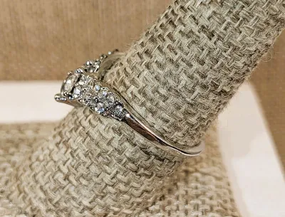 **New Arrival** Size 8¼ "V Shaped" RING with All Clear Colored Stones on a Silver Tone Setting & Band (3.3g)