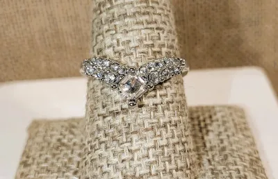 **New Arrival** Size 8¼ "V Shaped" RING with All Clear Colored Stones on a Silver Tone Setting & Band (3.3g)