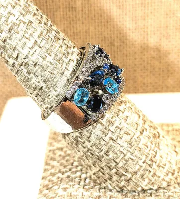 **New Arrival** Size 7 Assortment of BLUES Various Shapes of Stones RING on a Silver Tone Grillwork Setting & Band (4.9g)