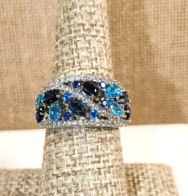 **New Arrival** Size 7 Assortment of BLUES Various Shapes of Stones RING on a Silver Tone Grillwork Setting & Band (4.9g)