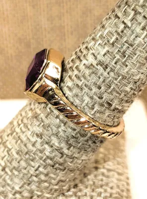 **New Arrival** Size 7 Horizontal Set PURPLE Stone RING with Simple Surround and Notched Band on a Gold Tone Setting & Band (3.4g)