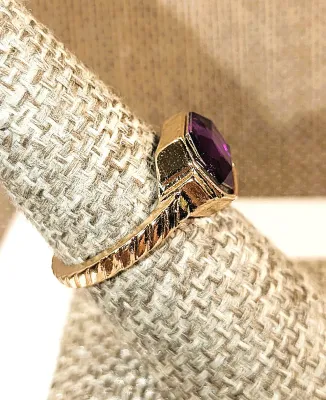 **New Arrival** Size 7 Horizontal Set PURPLE Stone RING with Simple Surround and Notched Band on a Gold Tone Setting & Band (3.4g)