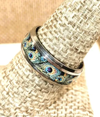 **New Arrival** Size 9 "PEACOCK FEATHERS" Enamel RING on a Silver Tone Setting & Band (4.9g)