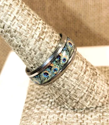 **New Arrival** Size 9 "PEACOCK FEATHERS" Enamel RING on a Silver Tone Setting & Band (4.9g)