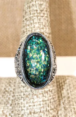 **New Arrival** Size 8½ Long Oval IRIDESCENT GREEN Stone RING with Geometric Design Side Accents on a Silver Tone Setting & Band (6.6g)