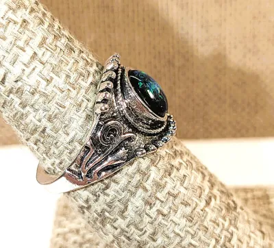 **New Arrival** Size 7 Oval IRIDESCENT GREEN Stone RING with "Engraved" Side Accents on a Silver Tone Setting & Band (4.1g)