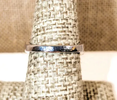 **New Arrival** Size 7 Oval IRIDESCENT GREEN Stone RING with "Engraved" Side Accents on a Silver Tone Setting & Band (4.1g)