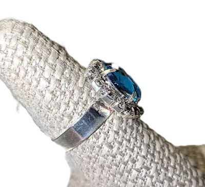 Size 8 Beautiful BLUE GLASS STONE 4-Prong HEART RING with Jeweled Heart Surround and Silver Tone SPLIT BAND (2.5g)