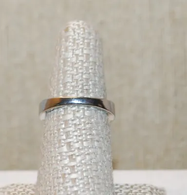 Size 5½ Engagement/Wedding Style Ring with Clear Square Main Stone & Clear Stones Side Accents on a Silver Tone Band (3.4g)