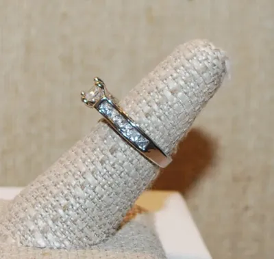 Size 5½ Engagement/Wedding Style Ring with Clear Square Main Stone & Clear Stones Side Accents on a Silver Tone Band (3.4g)
