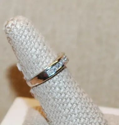 Size 5½ Engagement/Wedding Style Ring with Clear Square Main Stone & Clear Stones Side Accents on a Silver Tone Band (3.4g)