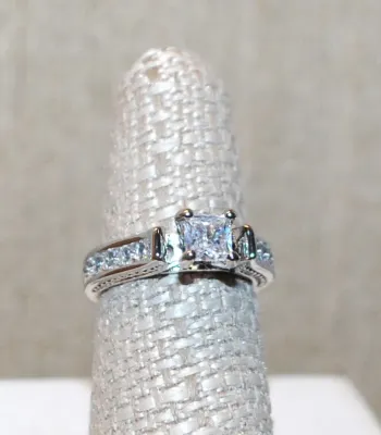 Size 5½ Engagement/Wedding Style Ring with Clear Square Main Stone & Clear Stones Side Accents on a Silver Tone Band (3.4g)