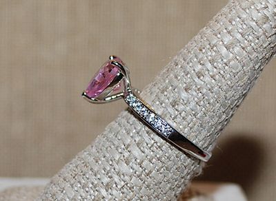 Size 8½ Large Light PINK 3-Prong HEART RING with Round Stones Side Band Accents on a Silver Tone Setting (4.8g)